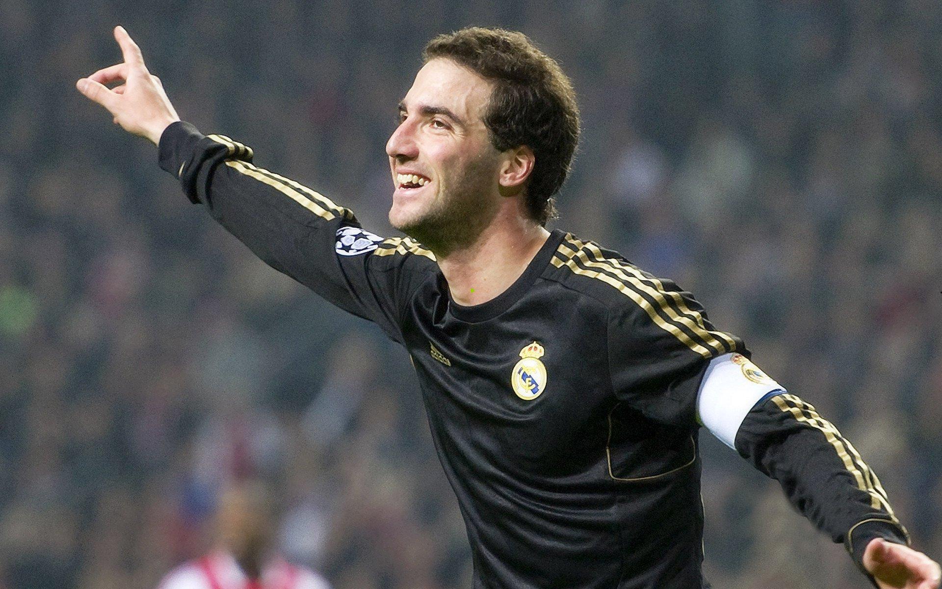 新疆U21球员的励志传奇,从厨子到职业球星,央视新闻频道见证蜕变